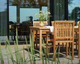 Frederikke stabel stol i teak og firkantet havebord