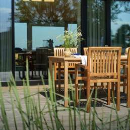 Frederikke stabel stol i teak og firkantet havebord