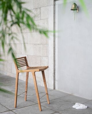 Vores RIB barstol kan både bruges inde og ude, og er den perfekte tilføjelse til hjemmet, enten som siddeplads ved køkkenøen, eller til hjemmebaren. ⁠
⁠
Designet sikrer dig en ergonomisk komfort, og det elegante og lette design vil skabe et unikt look i ethvert hjem 🌼
